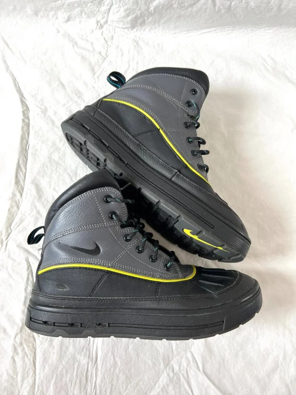 Nike winter boots ACG Woodside 2 High boots big kids 7Y gray black lace up duck